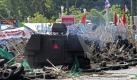 Massiver Militäreinsatz gegen Rothemden

Gepanzerte Fahrzeuge des thailändischen Militärs reißen die Barrikaden der oppositionellen Rothemden ein. Foto: dpa