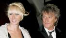 Rod Stewart (66) ist zum ersten Mal Großvater geworden. Seine Tochter, die TV-Schauspielerin Kimberly Stewart (32), brachte am Sonntag in Los Angeles ein Mädchen zur Welt. Das berichtet das Magazin Us Weekly. Vater sei Oscarpreisträger Benicio del Toro (44), auch wenn die beiden kein Paar seien, berichtete der Sprecher des Schauspielers.  Foto: dpa