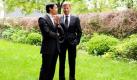Der FDP-Vorsitzende Guido Westerwelle (rechts) und Bundesgesundheitsminister Philipp Rösler beraten sich in Berlin vor der FDP-Präsidiumssitzung im Garten der Parteizentrale. Ein Thema der Sitzung ist die personelle Neuausrichtung der Partei. Rösler gilt als Hoffnungsträger für die FDP, die mit aktuell 4 Prozent in der Wählergunst immer mehr an Zuspruch verliert. Foto: dpa