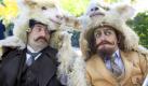 Derweil legen sich der Inspektor (Gilles Lellouche) und Großwildjäger Saint Hubert (Jean-Paul Rouve) auf die Lauer, um den Saurier zur Strecke zu bringen. Foto: Universum