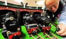 Eine Figur, die einen Gleisarbeiter darstellt, platziert Vereinsmitglied Fritz Köneke neben einem Modell eines Lockschuppens mit drei historischen Locks auf der Anlage der Eisenbahnfreunde in Königslutter. Am 16. und 17. Oktober können Besucher die auf rund 150 Quadratmeter aufgebauten Großanlagenstrecke in Königslutter besichtigen. Foto: dpa