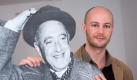 Philipp Bräuer, künstlerischer Leiter des Filmfestivals Max Ophüls Preis, mit einer Pappfigur des Namensgebers Max Ophüls (Archivbild). Foto: Oliver Dietze Foto: dpa
