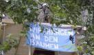 Aktivisten der Umweltschutzorganisation Robin Wood bauen am Sonntag (05.09.10) in Stuttgart aus Protest gegen das Bahnhofsprojekt 'Stuttgart 21' in einer Platane im Schlossgarten ein Baumhaus auf. Fuer den Bau des unterirdischen Bahnhofs Stuttgart 21 sollen im Schlossgarten 282 Baeume gefaellt werden. Foto: Daniel Maurer/ddp Foto: ddp