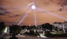 Michel de Broins Discokugel im Luxembourg-Park in Paris ist Teil der jährlichen Weißen Nacht, während der viele Sehenswürdigkeiten die ganze Nacht über geöffnet sind. Foto: dpa