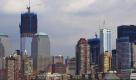 Zwischen den anderen Gebäuden in Lower Manhatten, dort, wo bis 2001 die Zwillingstürme des World Trade Centers standen, wächst das neue 1 WTC empor. Am 11. September jährt sich das Attentat zum zehnten Mal. Foto: dapd