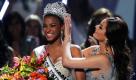 Die schönste Frau des Universums kommt aus Afrika: Miss Angola Leila Lopes (links) gewann gestern  den Schönheitswettbewerb in Sao Paulo. Die amtierende Miss Universe Ximena Navarrete aus Mexiko (rechts) überreichte der neuen 25-jährigen Schönheitskönigin die Krone. Foto: dapd