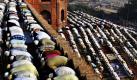Indische Muslime beten während des Eid-al-Adha Festes in Neu Delhi. Die Gläubigen begehen den Tag der Opfer mit dem rituellen Schlachten von Schafen, Ziegen und Kühen. Foto: dapd