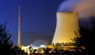 Das Atomkraftwerk Ohu an der Isar bei Landshut (Foto von 2003). Die Bundesregierung will angeblich alle 17 noch laufenden Atommeiler vorerst weiter am Netz halten. Darauf habe sich die Regierung bei einem Treffen mit den Energieversorgungsunternehmen im Kanzleramt festgelegt, berichtete Der Spiegel am Samstag (23. Januar 2010) vorab.
 Foto: ddp