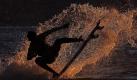 Vollbremsung: Der Surfer Guillermo Satt verliert beim Surfwettbewerb 'Billabong Renaca Pro' im chilenischen Renaca die 'Wellenhaftung'. Foto: Felipe Trueba Foto: dpa