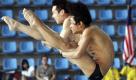 So ganz stimmt das Timing dieser beiden Herren beim Synchronspringen nicht. Bryan Nickson Lomas und Yeoh Ken Nee aus Malaysia traten bei den 25. Southeast Asian Games am Drei-Meter-Brett an. Foto: ap