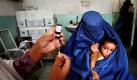 Ein afghanisches Kind schaut ängstlich auf eine Spritze mit Polio-Impfstoff, die ihm von einem Arzt verabreicht werden soll. Mit einer Impfkampagne im Süden des Landes wird verschärft gegen Poliomyelitis (Kinderlähmung) vorgegangen, die noch immer in der Region verbreitet ist. Im vergangenen Jahr wurden 38 Fälle gemeldet. Foto: ap