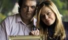 Simon Monjack, left, husband of deceased actress Brittany Murphy and Murphy's mother Sharon pose with a portrait of the actress in Los Angeles, Tuesday, Jan. 19, 2010. Monjack said the portrait by photographer Bruce Weber was Murphy's favorite photo of herself. (AP Photo/Chris Pizzello) Foto: ap