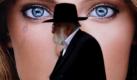 Fromm gegen weltlich: Ein orthodoxer Jude drückt sich in Jerusalem an einem Werbeplakat vorbei. Foto: Abir Sultan Foto: dpa
