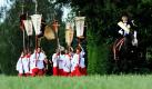 Eine Gruppe von Ministranten führen in Weingarten (Kreis Ravensburg) mit wehenden Fahnen den sogenannten Blutritt mit rund 3000 Reitern an. Im Zentrum der Reiterprozession steht die Heilig-Blut-Reliquie, die der Legende nach das Blut Jesus Christus beinhaltet. Der Blutritt ist die grösste Reiterprozession der Welt. Jeweils am Freitag nach Christi Himmelfahrt wird die Reliquie in einer Prozession von der Basilika aus durch die Stadt in das Umland getragen. In der Mitte der Prozession reitet ein Pater der Benediktinerabtei als Blutreiter mit der Reliquie. Foto: dapd