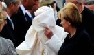 Kaum war der Papst da, da war er auch schon wieder weg. Jedenfalls war er kurz unter seinem Kragen verschwunden: Bei seiner Ankunft in Berlin/Tegel bekam Papst Benedikt XVI. Gegenwind.  Nach seinem Aufenthalt in Berlin wird er nach Erfurt, zum Thüringer Eichsfeld und nach Freiburg reisen. Am Sonntag ist die Rückreise nach Rom geplant. Foto: dapd