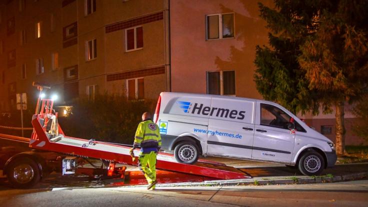 Der Transporter, in dem einer der Hermes-Mitarbeiter tot aufgefunden wurde, wird für weitere Untersuchungen abtransportiert.