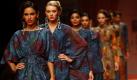 Models laufen gemeinsam den Catwalk entlang: Sie präsentieren die neuesten Kreationen der Designer Ashima und Leena auf der Fashion Week in Neu Delhi. Foto: ap