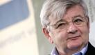 Der ehemalige Aussenminister Joschka Fischer praesentiert in Frankfurt am Main auf der 59. Frankfurter Buchmesse sein Buch 'Die rot-gruenen Jahre' aus dem Kiepenheuer & Witsch Verlag (Foto vom 10.10.07). Der ehemalige Aussenminister Joschka Fischer (Gruene) wird Berater beim Pipeline-Projekt Nabucco. Der 61-Jaehrige werde fuer die beiden beteiligten Energieunternehmen OMV Gas & Power sowie die RWE Supply & Trading taetig, teilte der Energiekonzern RWE am Montag (06.07.09) in Essen mit. Die entsprechende Vereinbarung gelte vorerst bis Ende 2010. In seiner Arbeit solle sich Fischer auf die 'Kontaktpflege und den Dialog mit der politischen Fuehrungsebene der fuer die Umsetzung des Nabucco-Projekts relevanten Laender konzentrieren', hiess es weiter.
 Foto: ddp