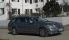 Die geringen Windgeräusche bei hohen Geschwindigkeiten sowie die vorbildlich abgestimmte Federung und Dämpfung komplettieren nur das nahezu perfekte Bild, dass die Mercedes E-Klasse als Reisekombi bietet. Foto: press-inform