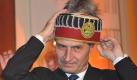 Der scheidende Ministerpräsident von Baden-Württemberg und zukünftige EU-Kommissar, Günther Oettinger, setzt sich am Montag (08.02.2010) im Europa-Park im badischen Rust (Ortenaukreis) die Ehrenmütze der Vereinigung Schwäbisch-Alemannischer Narrenzüfte auf den Kopf. Der Präsident der Narrenvereinigung überreichte sie zuvor Oettinger. Foto: Rolf Haid dpa/lsw +++(c) dpa - Bildfunk+++ Foto: dpa