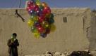 Ein Mann verkauft in Kabul Luftballons. Foto: ap