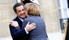 Der Französische Präsident Nicolas Sarkozy empfängt die deutsche Bundeskanzlerin Angela Merkel bei ihrer Ankunft im Elyseepalast in Paris, Frankreich. Merkel wird von mehreren Ministern begleitet, die am 12. deutsch-französischen Ministerrat teilnehmen. Foto: dpa
