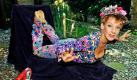 Auffällig wegen ihren Outfits dem großen Mundwerk: Die Kabarettistin, Komödiantin und Buchautorin Sissi Perlinger macht Yoga-Übungen im Garten des Face  Body Day Spa in München. Dort stellt die 36-jährige Entertainerin ihre neue Show Gönn' dir ne Auszeit vor. Im Oktober ist Tournee-Auftakt. Foto: dpa