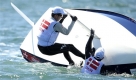 Prinz Frederik von Dänemark und sein Crewmitglied Chris Meeham versuchen ihr Boot wiederaufzurichten. Das war beim Aufwärmen vor der eigentlichen Regatta in Sydney gekentert. Foto: ap
