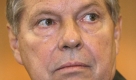 Der frühere VW-Betriebsratschef Klaus Volkert (Archivfoto vom 15.11.2007) muss wegen seiner Verwicklung in die VW-Affäre um Untreue und Lustreisen auf Firmenkosten ins Gefängnis. Das Landgericht Braunschweig verurteilte Volkert am Freitag (22.02.2008) wegen Anstiftung und Beihilfe zur Untreue und Verstoßes gegen das Betriebsverfassungsgesetz zu einer Freiheitsstrafe von zwei Jahren und neun Monaten.
 Foto: dpa