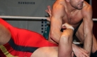 Besonders hei geht es in der Tag Team Challenge zwischen Frankie Sloan/Dirty Dan Collins (rechts) und dem Mitbegrnder der deutschen Liga European Wrestling Promotion, Christian Ecki Eckstein (unten), und seinem Sparingspartner Leon Van Gasteren zu. Foto: news.de