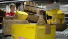 ARCHIV - Im DHL-Paketzentrum im brandenburgischen Rüdersdorf bei Berlin legt die Mitarbeiterin Ines Winkler Pakete auf ein Sortierband (Archivfoto vom 12.12.2006). Die Deutsche Post und die Gewerkschaft Verdi haben am Dienstag (06.10.2009) in Berlin schwierige Tarifverhandlungen begonnen. Beide Seiten steuern auf einen Konflikt zu und Verdi hat bereits mit Streiks gedroht. Verdi will die Post-Beschäftigten auch künftig vor Stellenkürzungen schützen und ein stärkeres Auslagern von Dienstleistungen an Fremdfirmen verhindern. Foto: Patrick Pleul dpa/lnw +++(c) dpa - Bildfunk+++ Foto: dpa