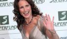 US model and actress Andie MacDowell, host of the gala evening, arrives for the ?Save The World Awards 2009? gala in Zwentendorf, Austria, 24 July 2009. US singer Jermaine Jackson will receive the ?Save The World Award? on behalf of his late brother Michael and perform ?Smile? in his honor at the awards ceremony held at Nuclear Power Plant Zwentendorf. EPA/GEORG HOCHMUTH +++(c) dpa - Bildfunk+++ Foto: dpa