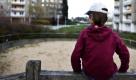 Ein kleiner Junge sitzt allein auf dem Holzgeländer eines Spielplatzes im Innenhof eines Plattenbau-Wohngebiets in Frankfurt (Oder), aufgenommen am 08.04.2008 (Illustration zum Thema Kinderarmut).Wenn die Richter des Bundesverfassungsgerichts am kommenden Dienstag (20.10) das Dickicht aus Regelsatzverordnungen und Einkommensstatistik durchdrungen haben, wird irgendwann die entscheidende Frage zum Vorschein kommen: Ein menschenwürdiges Dasein - wie rechnet man das eigentlich in Euro und Cent um? «Hartz IV für Kinder» lautet das Thema der Anhörung, es geht also darum, wieviel dem Staat die Schwächsten in der sozialen Hierarchie Wert sind.
 Foto: dpa