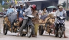 Motorradrikschas an einem Grenzübergang zwischen Thailand und Kambodscha. Zwischen beiden Ländern gibt es Streit, weil Kambodscha Thailands ehemaligen Premier Thaksin Shinawatra als Regierungsberater engagiert hat. In Thailand regieren politische Gegner Shinawatras. Foto: ap