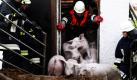 Einsatzkräfte der Feuerwehr retten Schweine aus einem ausgebrannten Stall in Weng bei Bad Griesbach in Niederbayern. Beim Brand des Stalls mit rund 450 Schweinen sind in dem Ort im Landkreis Passau nach ersten Schätzungen 100 Tiere verendet. Foto: dpa