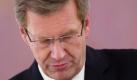 Steht in der Kritik, weil er als niedersächsischer Ministerpräsident einen 500 000-Euro-Kredit für den Kauf eines Privathauses aufnahm: Bundespräsident Christian Wulff. Foto: Michael Kappeler/Archiv Foto: dpa