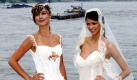 Die Models Dunja (r) und Anna Lena zeigen am Donnerstag (30.06.2005) in Düsseldorf Brautmode 2006. Zu sehen sind die modischen Outfits auf der CPD (Collections Premieren Düsseldorf), die vom 24.-26.Juli in Düsseldorf stattfindet. Foto: Achim Scheidemann dpa/lnw +++(c) dpa - Bildfunk+++  Foto: dpa