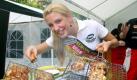 ..., und Kim Valery Voigt musste 2008 in ihrer Eigenschaft als Miss auch noch mit Grillgut gut aussehen. Foto: dpa