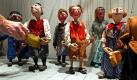 Ein Mann richtet eine Puppe des Theaterstücks Die Regentrude aus der Sammlung des Puppentheaters Zwickau bei den Aufbauarbeiten der Ausstellung Lebendige Puppen im Museum Bautzen. Dort werdem vom 5. März bis zum 22. Mai Puppen, Bühnen und Exponate der sächsischen Puppentheater Bautzen, Chemnitz, Dresden, Zwickau und Leipzig sowie der Puppentheatersammlung der Staatlichen Kunstsammlungen Dresden gezeigt.  Foto: dpa