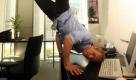 Breakdance? Yoga? Oder doch eine Art von Kunstturnen? Wer jedenfalls seinen Schreibtisch als Ort für körperliche Ertüchtigungen nutzen möchte, sollte vorher unbedingt aufräumen. Foto: dpa