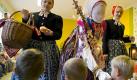 Nicht erschrecken: Glück und Gesundheit bringt den Kinder nach einem sorbischen Brauch das traditionell gekleidete Christkind mit verschleiertem Gesicht. Foto: Arno Burgi Foto: dpa