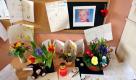 Ein Foto des neunjährigen Mitja hängt am Montag (26.02.2007) in Leipzig im Vorraum seiner Grundschule Stahmeln. Hier ging der einem Verbrechen zum Opfer gefallene Mitja aus Leipzig in die 2. Klasse. Nachdem der Junge seit Donnerstag vermisst wurde, fand die Polizei die Leiche des Jungen am Samstagabend in einer Kleingartenanlage in Schkeuditz bei Leipzig. Mitja wurde zuletzt in einer Straßenbahn gesehen und in Begleitung des mutmaßlichen Täters von einer Überwachungskamera gefilmt worden. Die Polizei fahndet nun mit einem Haftbefehl nach dem Flüchtigen. Foto: dpa