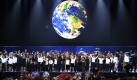he Andrae Crouch singers, Andrae and Sandra Crouch Youth choir along with the Jackson family and guests sing at the conclusion of the memorial service for Michael Jackson at the Staples Center in Los Angeles, California, USA, 07 July 2009.
 Foto: dpa