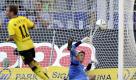 Doch durch die Tore von Robert Lewandowski und Kevin Grokreutz erkmpfte sich der Deutsche Meister einen mhsamen Arbeitssieg. Nrnbergs junger Keeper Patrick Rakovsky (Foto) sah beim glcklichen 2:0 schlecht aus, hatte jedoch kaum Chancen, den Ball zu halten. Foto: dapd