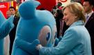 U.S. Secretary of State Hillary Rodham Clinton greets Haibao, the mascot of the Shanghai World Expo 2010, while touring China's Pavilion in Shanghai, China Saturday, May 22, 2010. (AP Photo/Saul Loeb, Pool) Foto: ap