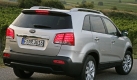 Die Höchstgeschwindigkeit von 190 km/h ist autobahntauglich. Deutlich reduziert hat sich der Verbrauch. So soll sich Kia Sorento 2.2 CRDi 4x4 mit 6,6 Litern Diesel auf 100 Kilometern zufrieden geben. Wer in dieser Klasse nicht schalten möchte, kann das manuelle Sechsgang-Getriebe gegen einen Aufpreis von 1135 Euro gegen eine Sechsstufen-Automatik austauschen. Foto: press-inform