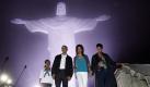 President Barack Obama with first lady Michelle Obama and daughters Malia and Sasha, right, tour the Christ the Redeemer Statue in Rio de Janeiro, Sunday, March 20, 2011. (AP Photo/Pablo Martinez Monsivais)


(Zusammenfassung 2145) Obama sieht in Brasilien Beispiel für arabische Welt (Mit Bild)
Vorspann: 	
Text: 	

Während in Libyen die Waffen sprechen, hat US-Präsident Obama in Brasilien ein Bekenntnis zur Freiheit der Völker abgelegt. Den Arabern preist er das südamerikanische Land als Modell an.

Rio de Janeiro/Caracas (dpa) - US-Präsident Barack Obama hat Brasiliens Weg zur Demokratie auch als Vorbild für Länder in der arabischen Welt hingestellt. Brasilien habe gezeigt, dass eine Diktatur eine gedeihende Demokratie werden könne.

   «Brasilien - ein Land, das zeigt, wie ein auf der Straße begonnener Ruf nach Veränderung eine Stadt, ein Land, eine Welt verändert», sagte Obama in seiner Rede im «Theatro Municipal» in Rio de Janeiro. Alle Menschen strebten nach Freiheit, Selbstbestimmung und einem Leben frei von Diskriminierung. Dies seien universelle Rechte, die überall unterstützt werden müssten.

«Heute sehen wir einen Kampf für diese Rechte im Nahen Osten und in Nordafrika. Wir haben eine Revolution in Tunesien gesehen, geboren aus der Sehnsucht nach grundlegender menschlicher Würde.» Auch in Libyen seien die Menschen mutig gegen ein Regime aufgestanden, das entschlossen sei, brutal gegen eigene Bürger vorzugehen. «Überall in der Region haben wir junge Menschen gesehen, die aufstehen - eine neue Generation, die das Recht einfordert, ihre eigene Zukunft selbst zu bestimmen», sagte Obama. Die USA und Brasilien wüssten, «dass die Zukunft der Arabischen Welt nur von deren Völkern bestimmt werden wird».

Einer von Obamas stärksten Kritikern, Venezuelas linker Staatschef Hugo Chávez, bezeichnete den Militäreinsatz in Libyen als «imperialistische Aggression». «Das ist eine wahllose Bombardierung. Mein Gott! Wer gibt diesen Ländern das Recht dazu?» Weder Frankreich noch die USA, noch jemand anderes habe das Recht, auf irgendjemanden Bomben zu werfen, sagte Chávez in seiner wöchentlichen Rundfunksendung «Aló presidente».

Obama hatte am Sonntag gemeinsam mit Ehefrau Michelle und den beiden Töchtern Malia und Sasha in Rio die Favela Cidade de Deus (Stadt Gottes) besucht. Nach Obamas Rede wollte die Familie die Christus-Statue auf dem Corcovado-Berg besichtigen. An diesem Montag fliegt Obama auf seiner fünftägigen Lateinamerika-Reise weiter nach Chile und zum Schluss nach El Salvador.

# dpa-Notizblock

## Orte - [Ort der Rede](Theatro Municipal, Rio de Janeiro, Brasilien)

* * * * Die folgenden Informationen sind nicht zur Veröffentlichung bestimmt

## dpa-Kontakte - Autor: Helmut Reuter, - Redaktion: Hans-Hermann Nikolei, +49 30 285231302, dpa hr xx z2 hn
Ressort: 	Politik
Schlagworte: 	Brasilien/USA/Libyen Foto: dapd