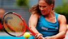 Patty Schnyder aus der Schweiz schlägt bei den Madrid Open den Ball zurück an ihre Konkurrentin  Agnieszka Radwanska aus Polen. Schnyder gewann das Match mit 3:6, 6:4 und 6:4. Foto: ap