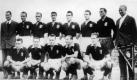 Il Grande Torino: Der AC Turin (heute FC Turin) wurde Ende der 1940er Jahre als beste Mannschaft Italiens bezeichnet. Am 4. Mai 1949 flog die Mannschaft von ihrem letzten Spiel aus Lissabon zurück. Im Landeanflug bei Nebel prallte die Maschine gegen einen Kirchturm - niemand überlebte. Die Jugend spielte die Saison zu Ende und wurde Meister... Foto: dpa