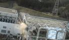 Schwere Zerstörungen im Reaktorblock 4 des Unglücksmeilers Fukushima: Hier liegen alte Brennelemente in einem Lagerbecken. Nach mehreren Bränden entweicht offenbar Radioaktivität. Mit Hubschraubern und Wasserwerfer sollte versucht werden, den niedrigen Wasserstand wieder aufzufüllen. Foto: dapd